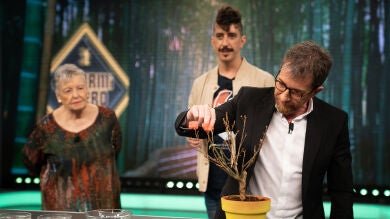 María Galiana, sorprendida con las flores de cera de Marron