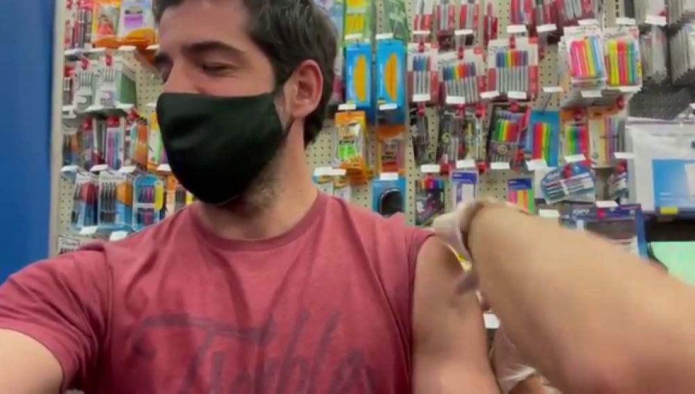 Miguel Ángel Muñón recibe la vacuna contra el covid en un supermercado