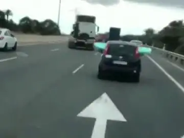 Localizan y denuncian al "surfero de la autopista" de Gran Canaria Localizan y denuncian al "surfero de la autopista" de Gran Canaria