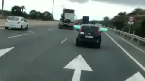 Localizan y denuncian al "surfero de la autopista" de Gran Canaria Localizan y denuncian al "surfero de la autopista" de Gran Canaria