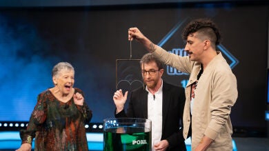 María Galiana alucina con el experimento de 'tensión superficial': 