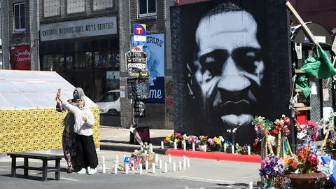 El jefe de policía de Minneapolis, en el juicio por la muerte de George Floyd: "Presionar de esa forma el cuello con la rodilla viola el código policial" El jefe de policía de Minneapolis, en el juicio por la muerte de George Floyd: "Presionar de esa forma el cuello con la rodilla viola el código policial"