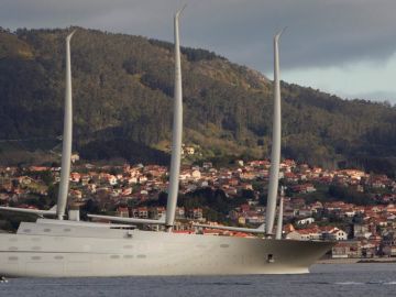 El velero más grande del mundo descansa en el puerto de Vigo