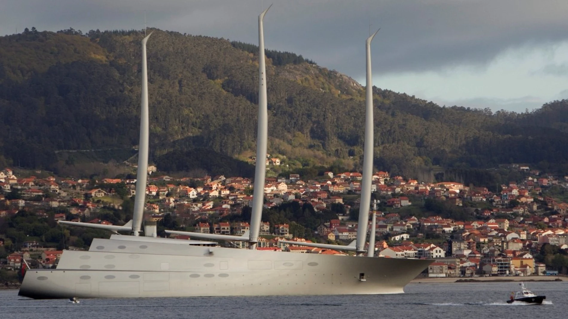 El velero más grande del mundo descansa en el puerto de Vigo