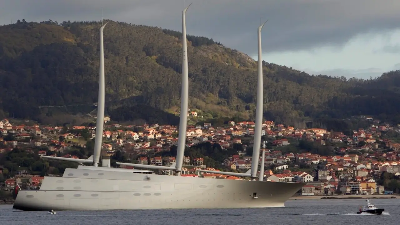 El velero más grande del mundo descansa en el puerto de Vigo Lujo