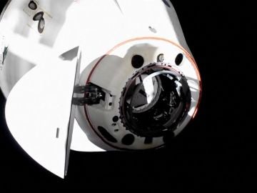 La nave Crew Dragon de SpaceX completa con éxito la maniobra de reubicación en la Estación Espacial Internacional