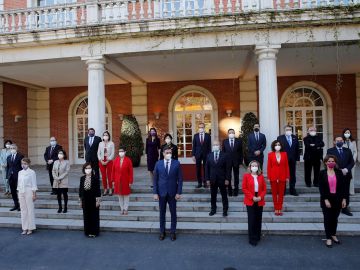 El presidente del Gobierno, Pedro Sánchez (c) posa con sus ministros para la foto de familia antes del Consejo de Ministros en el Palacio de la Moncloa en Madrid este martes