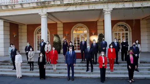 El presidente del Gobierno, Pedro Sánchez (c) posa con sus ministros para la foto de familia antes del Consejo de Ministros en el Palacio de la Moncloa en Madrid este martes El presidente del Gobierno, Pedro Sánchez (c) posa con sus ministros para la foto de familia antes del Consejo de Ministros en el Palacio de la Moncloa en Madrid este martes