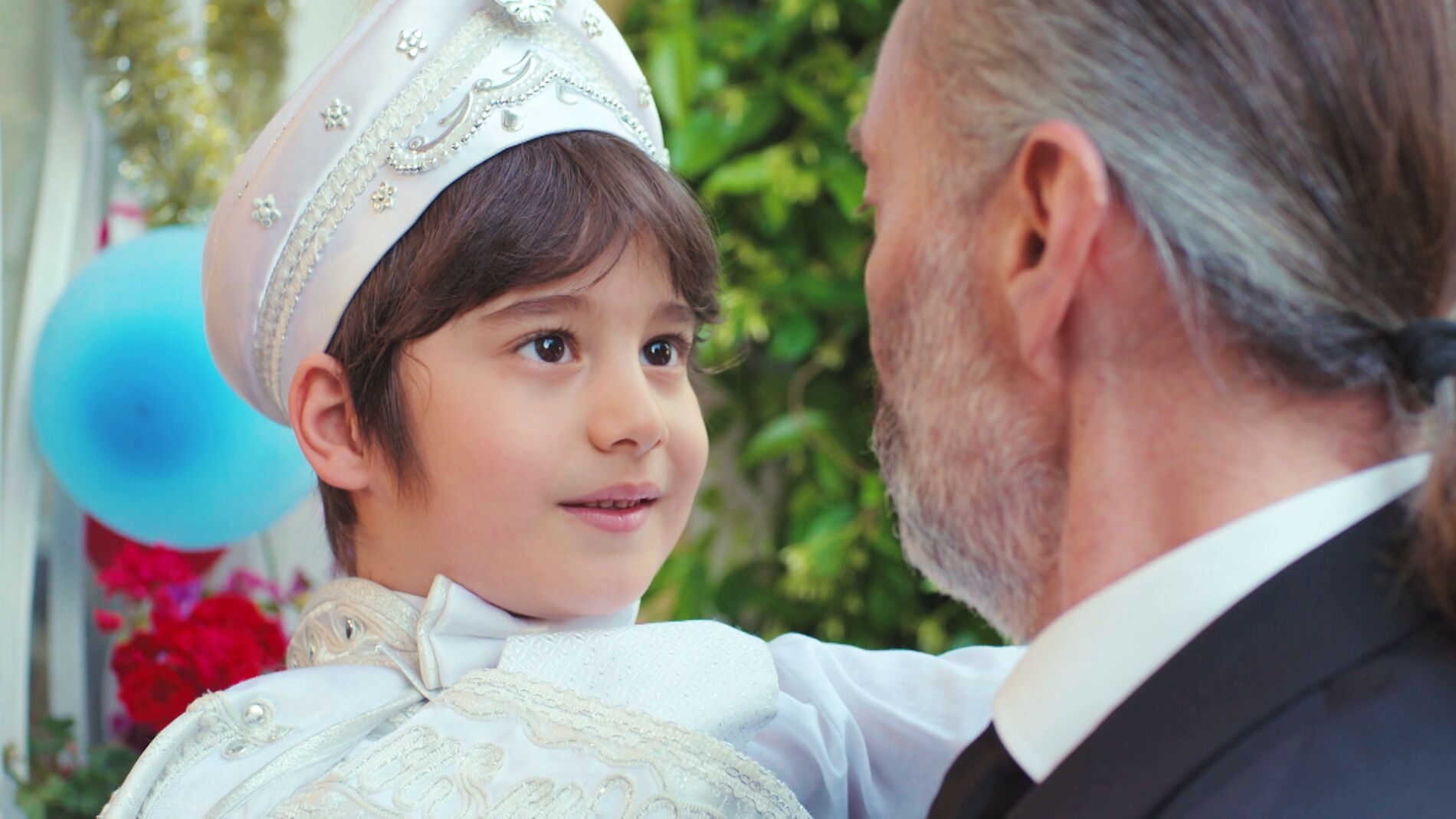 Llega Nezir, el invitado más querido por Doruk… y una fuente de conflictos 