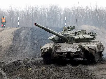 Un tanque realiza maniobras en la autoproclamadas república de Donbás, en Ucrania