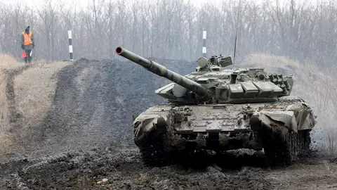 Un tanque realiza maniobras en la autoproclamadas república de Donbás, en Ucrania Un tanque realiza maniobras en la autoproclamadas república de Donbás, en Ucrania