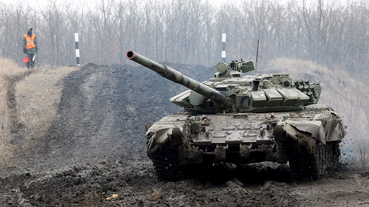 Un tanque realiza maniobras en la autoproclamadas república de Donbás, en Ucrania Un tanque realiza maniobras en la autoproclamadas república de Donbás, en Ucrania