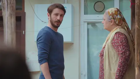 Emre ve a su hijo por primera vez: dispuesto a llevárselo para hacer feliz a Ceyda Emre ve a su hijo por primera vez: dispuesto a llevárselo para hacer feliz a Ceyda