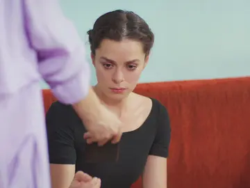 La reacción de Bahar al ver las fotos íntimas de Sarp con Sirin La reacción de Bahar al ver las fotos íntimas de Sarp con Sirin