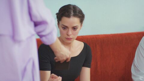 La reacción de Bahar al ver las fotos íntimas de Sarp con Sirin 