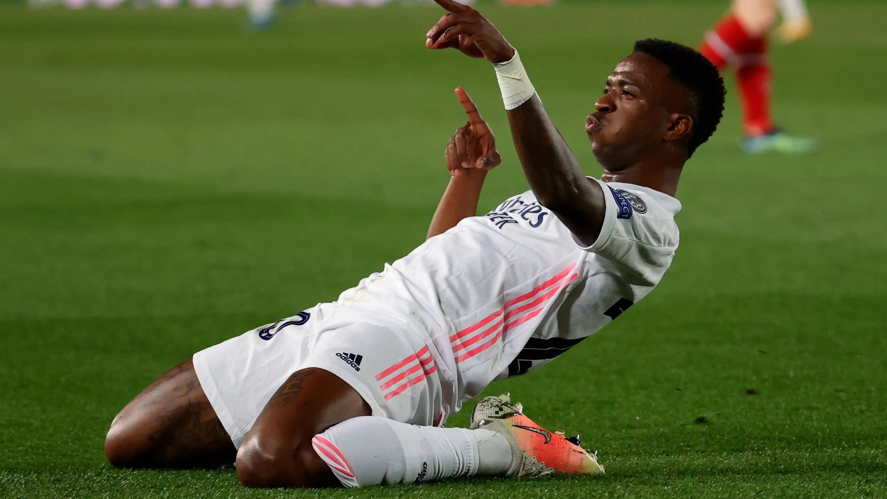 Vin&iacute;cius celebra un gol ante el Liverpool