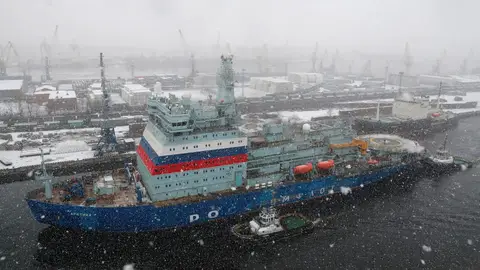 Un carguero navega por el océano Ártico Ártico