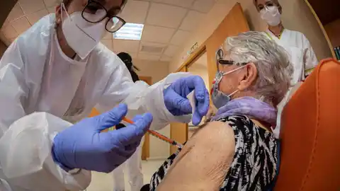 Sanitario vacuna a una persona mayor Sanitario vacuna a una persona mayor