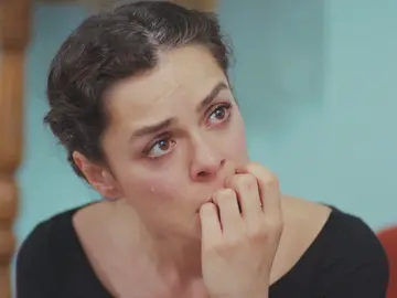 Avance de 'Mujer': Bahar descubre al fin las fotos de Sarp con Sirin Avance de 'Mujer': Bahar descubre al fin las fotos de Sarp con Sirin
