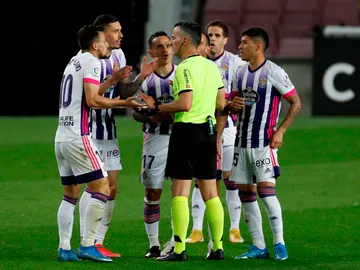 El árbitro Jaime Latre conversa con los jugadores del Real Valladolid El árbitro Jaime Latre conversa con los jugadores del Real Valladolid