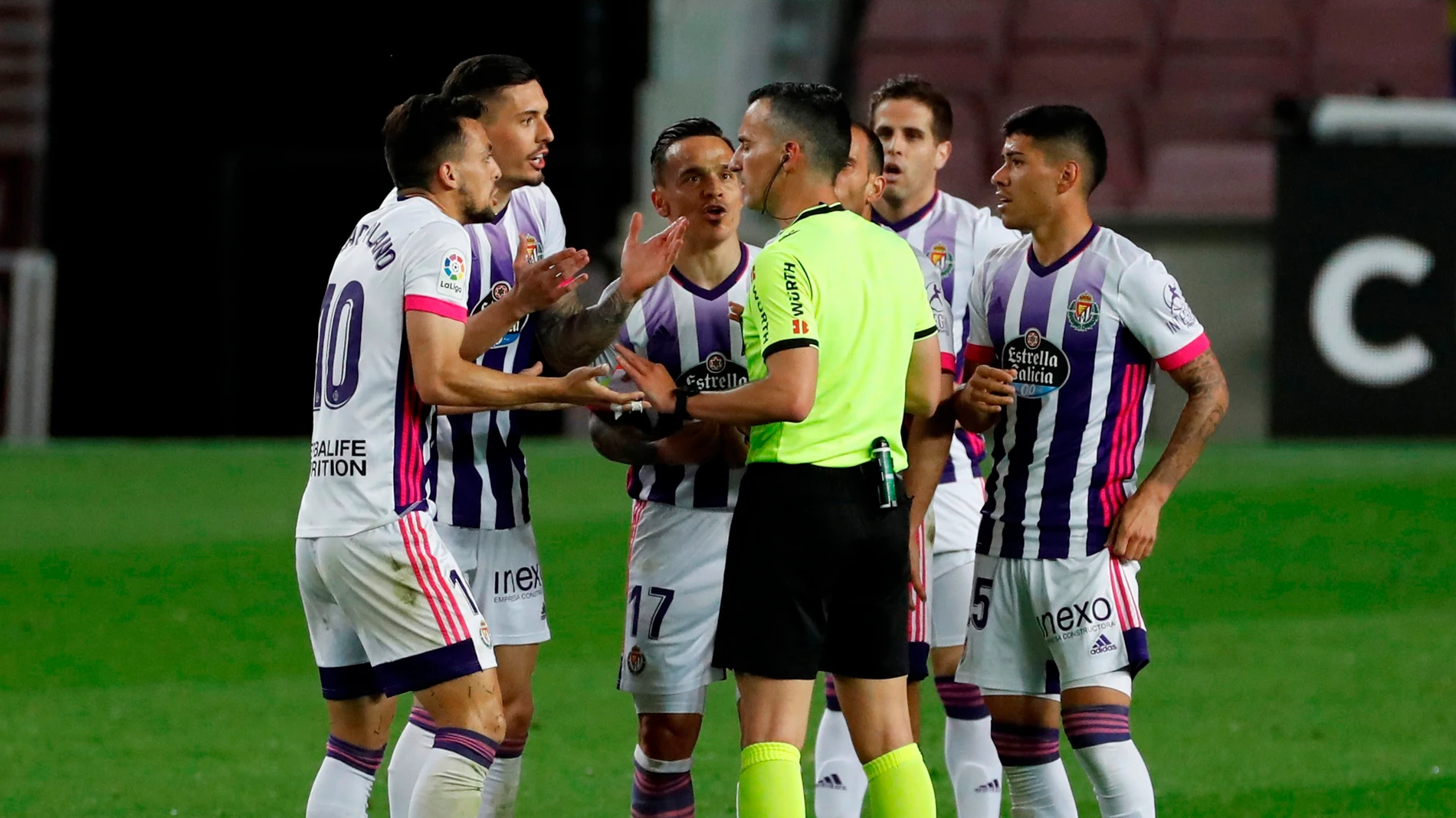  El árbitro Jaime Latre conversa con los jugadores del Real Valladolid