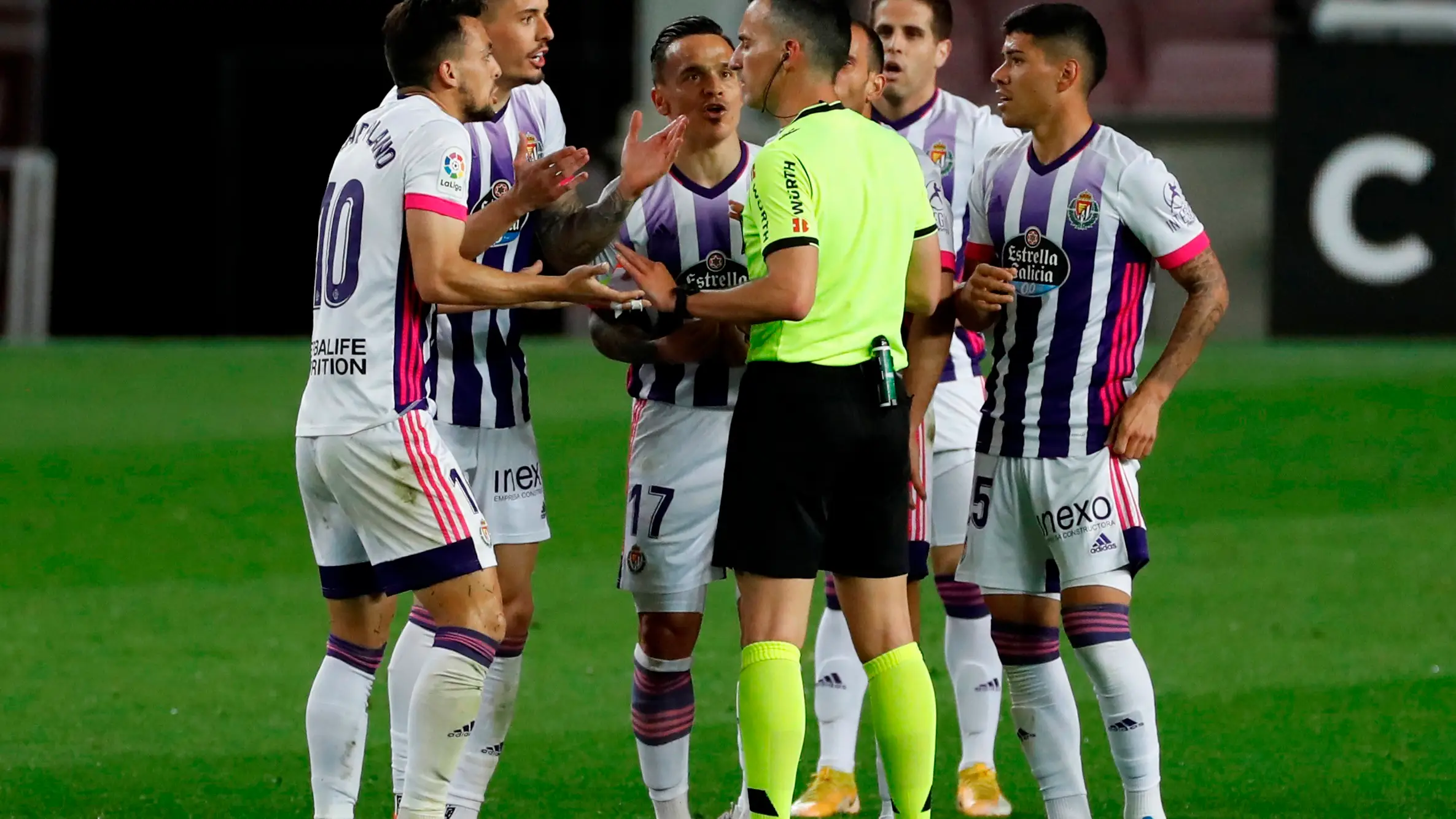  El &aacute;rbitro Jaime Latre conversa con los jugadores del Real Valladolid