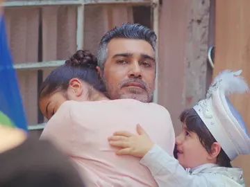 Sarp regresa justo a tiempo para salvar la fiesta de Doruk Sarp regresa justo a tiempo para salvar la fiesta de Doruk