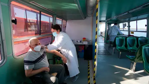 Vacuna contra el COVID-19: Los vaporettos se convierten en centros de vacunación en Italia Vacunación contra el covid-19 en un vaporetto en Italia