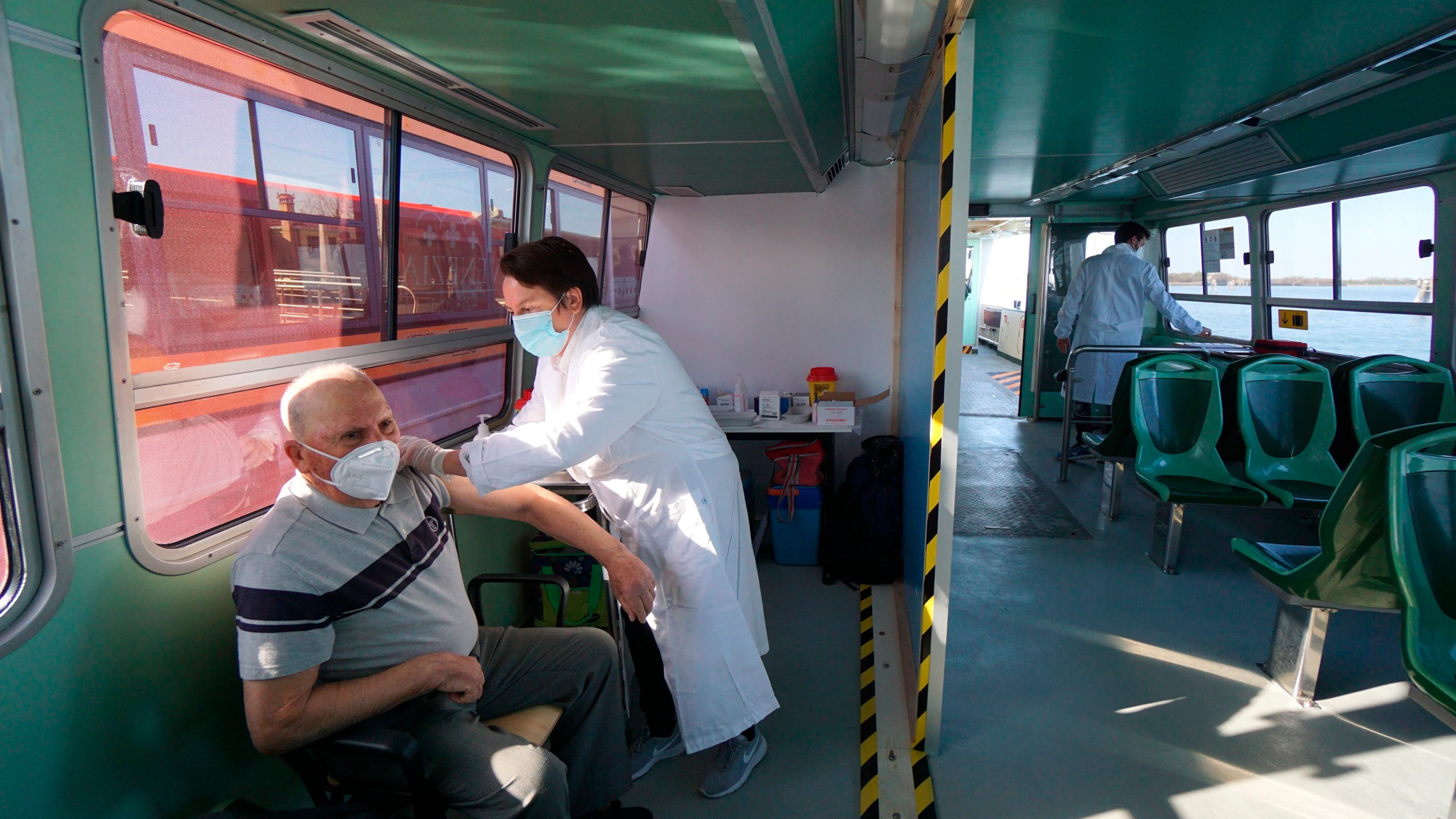 Vacunaci&oacute;n contra el covid-19 en un vaporetto en Italia