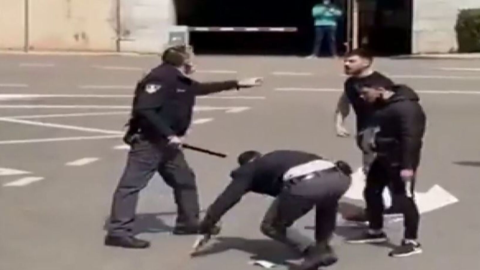 Las imágenes de la agresión a dos vigilantes del hospital clínico de Salamanca