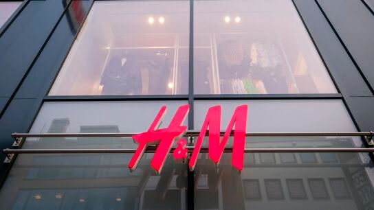 Fachada de una tienda Hennes and Mauritz (H&M)