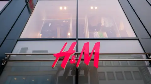 Fachada de una tienda Hennes and Mauritz (H&M) Fachada de una tienda Hennes and Mauritz (H&M)