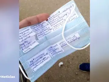 Un alumno iraquí usa una mascarilla para hacerse una 'chuleta' y la imagen se vuelve viral Un alumno iraquí usa una mascarilla para hacerse una 'chuleta' y la imagen se vuelve viral