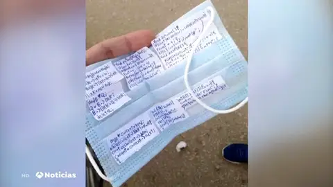 Un alumno iraquí usa una mascarilla para hacerse una 'chuleta' y la imagen se vuelve viral Un alumno iraquí usa una mascarilla para hacerse una 'chuleta' y la imagen se vuelve viral