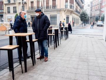 Clientes en la terraza de un bar .