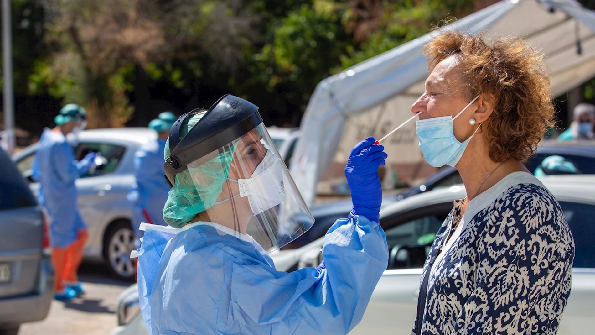 Una sanitaria realizando una prueba PCR Una sanitaria realizando una prueba PCR