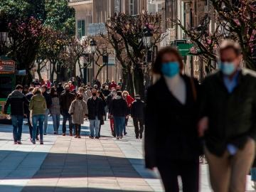 Gente camina por el Paseo de Ourense