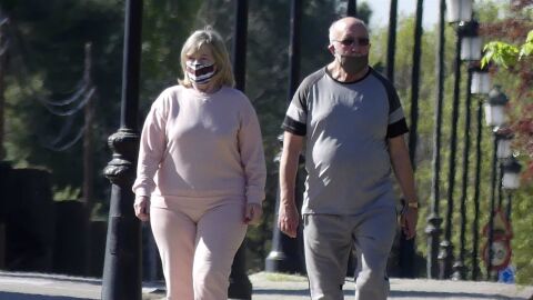 Los padres de Paula Echevarría paseando cerca de su casa en Madrid
