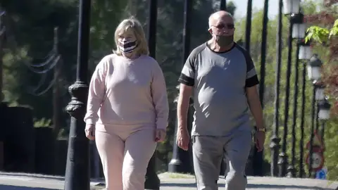 Los padres de Paula Echevarría paseando cerca de su casa en Madrid Los padres de Paula Echevarría paseando cerca de su casa en Madrid