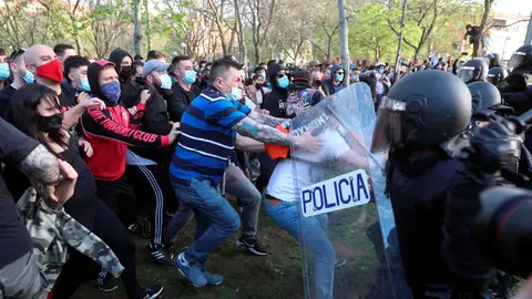 La Policía Nacional ha cargado contra los manifestantes congregados en Vallecas La Policía Nacional ha cargado contra los manifestantes congregados en Vallecas