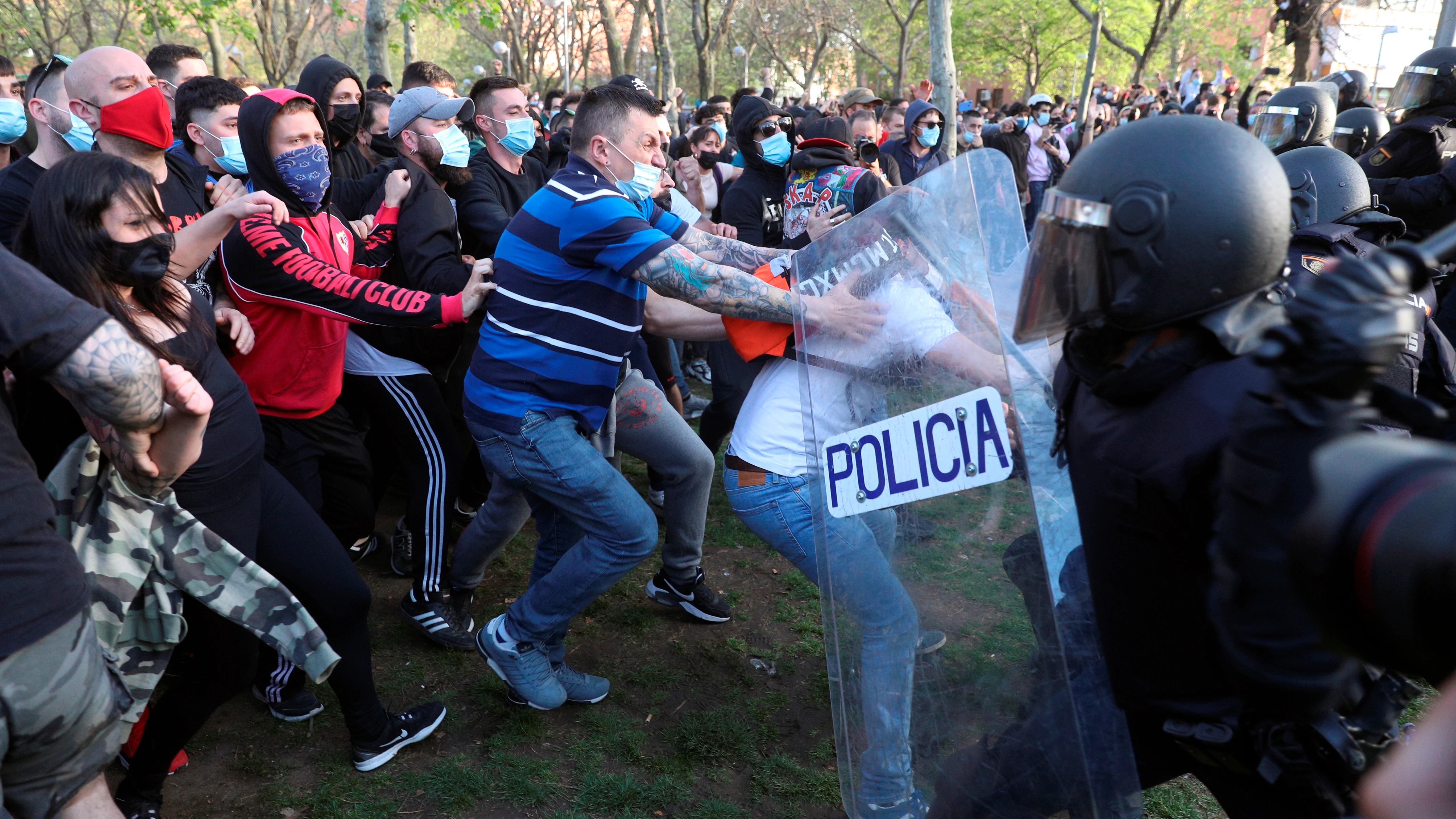 La Policía Nacional ha cargado contra los manifestantes congregados en Vallecas La Policía Nacional ha cargado contra los manifestantes congregados en Vallecas