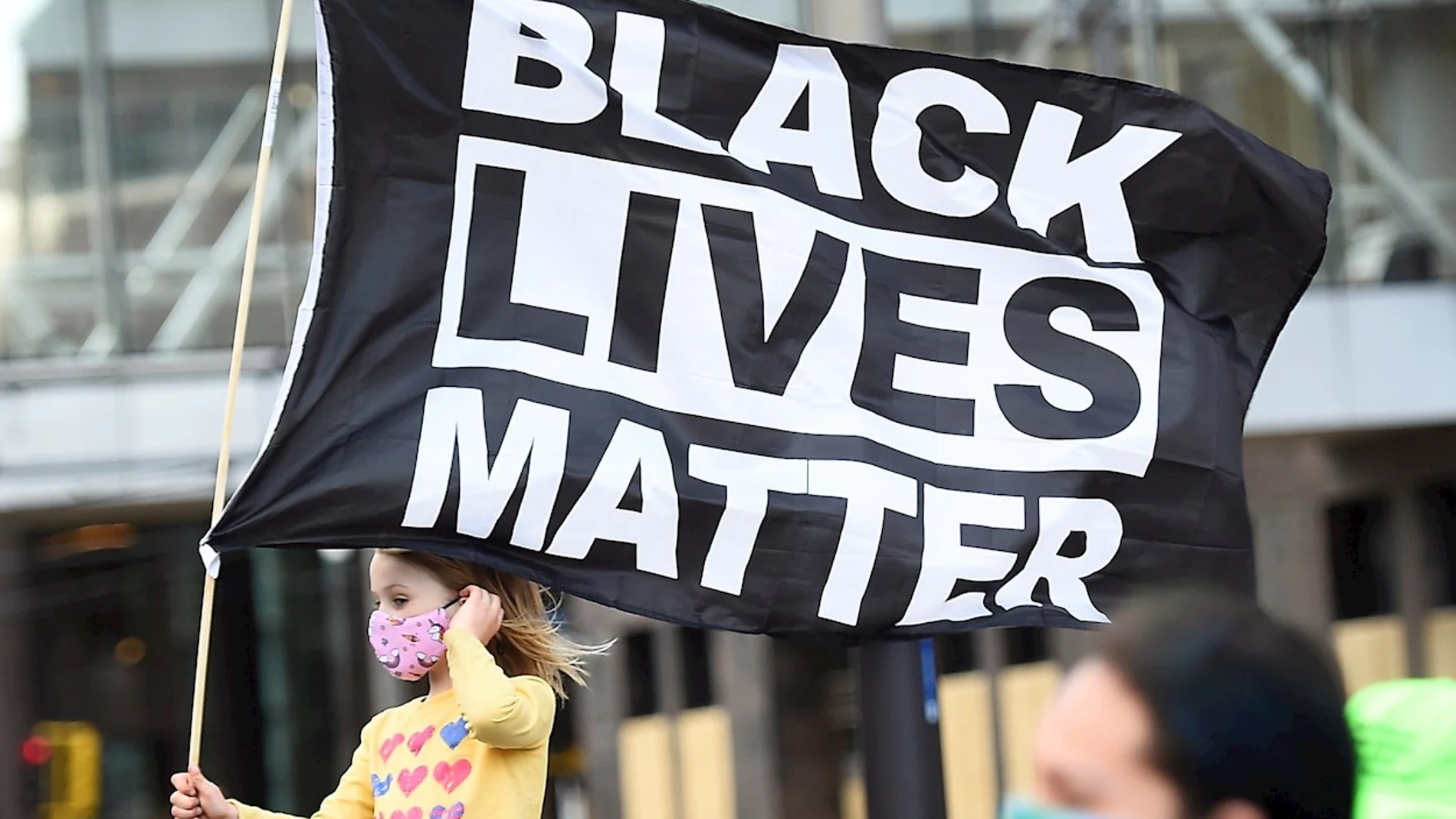 Una niña sostiene una bandera en la que se lee &quot;Black Lives Matter&quot;, el eslogan utilizado en las protestas motivadas por la muerte de George Floyd