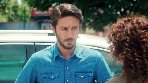 Emre descubre el tipo de persona que es realmente Sirin 