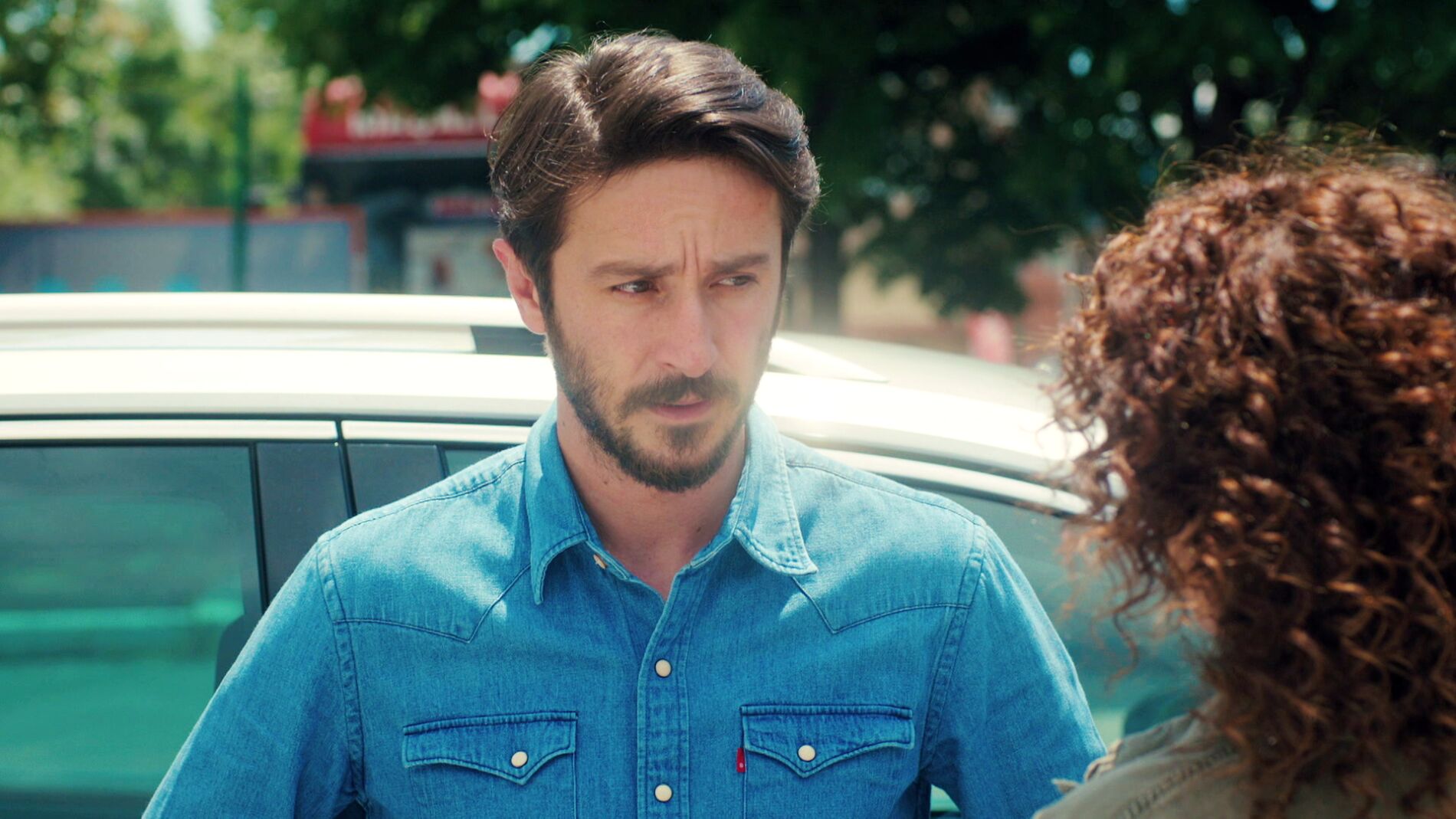 Emre descubre el tipo de persona que es realmente Sirin 