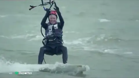 David Cummings, el kitesurfista de 77 años que vive al límite tras la prematura muerte de su mujer David Cummings, el kitesurfista de 77 años que vive al límite tras la prematura muerte de su mujer