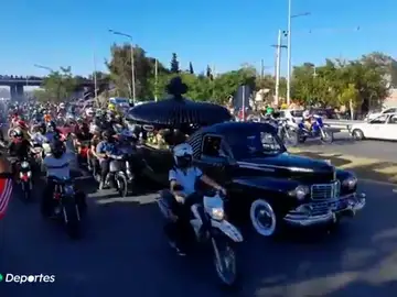 Multitudinario adiós al Wey Zapata, el piloto de motocross que competía con un solo brazo y murió en una carrera Multitudinario adiós al Wey Zapata, el piloto de motocross que competía con un solo brazo y murió en una carrera