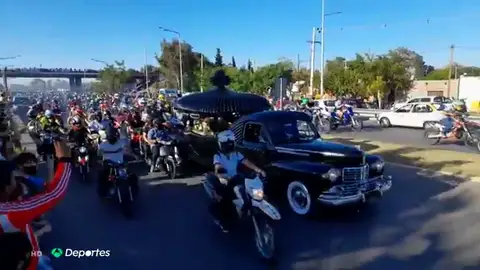 Multitudinario adiós al Wey Zapata, el piloto de motocross que competía con un solo brazo y murió en una carrera Multitudinario adiós al Wey Zapata, el piloto de motocross que competía con un solo brazo y murió en una carrera