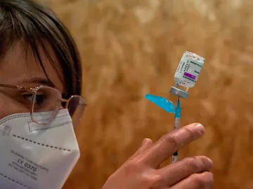 Una mujer manipula una dosis de la vacuna de AstraZeneca Una mujer manipula una dosis de la vacuna de AstraZeneca