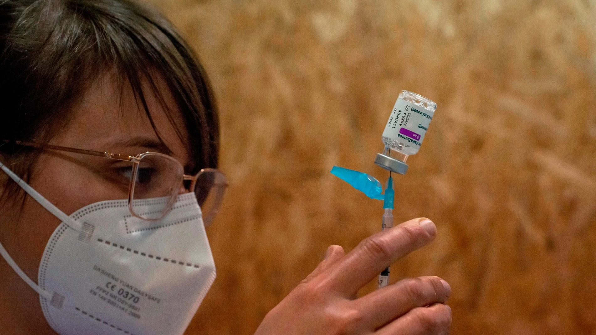 Una mujer manipula una dosis de la vacuna de AstraZeneca