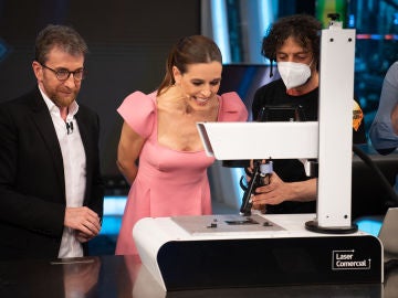 Raquel Sánchez Silva consigue una tarjeta exclusiva de 'El Hormiguero 3.0' con la ciencia láser de Marron
